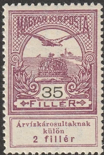 Turulmadár Szent István koronája felett