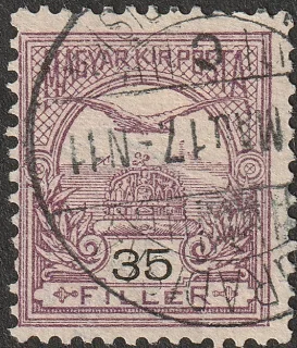 Turul Szent István koronája felett